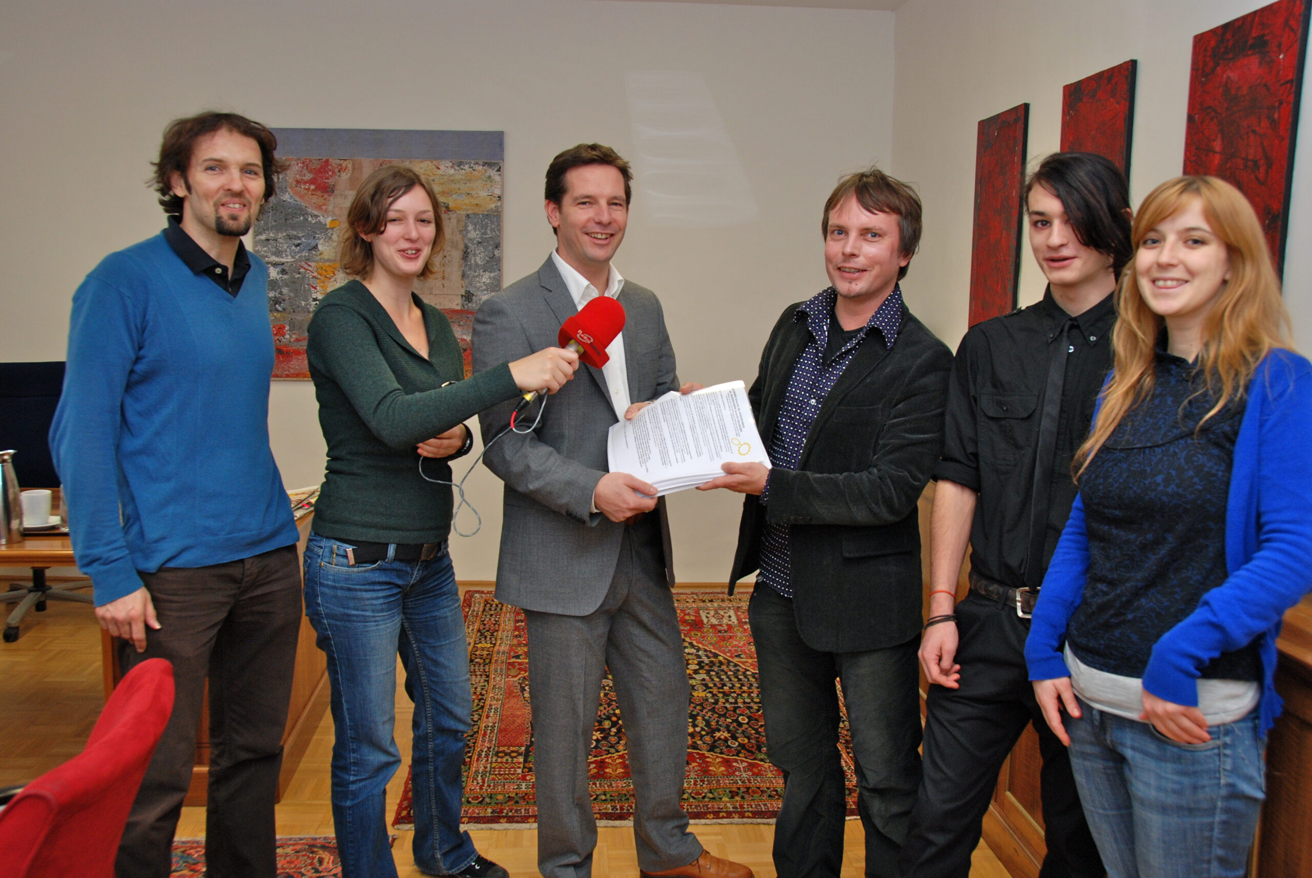 Radiofabrik übergibt 3367 Unterschriften an LH-Stv. David Brenner für „Alternativ-Landesmedienförderung“ im Bundesland RF-Petition2009-2.jpg