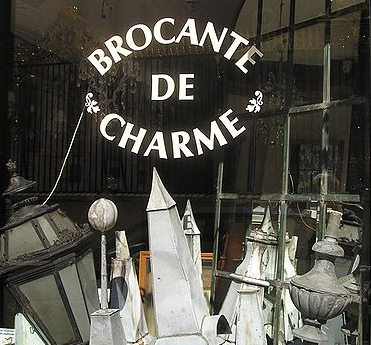 450px Brocante Schaufenster In Troyes 01