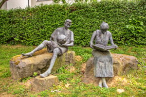 2020-05-04-bonn-elisabethstrasse-18-aloisiuskolleg-figurengruppe-01