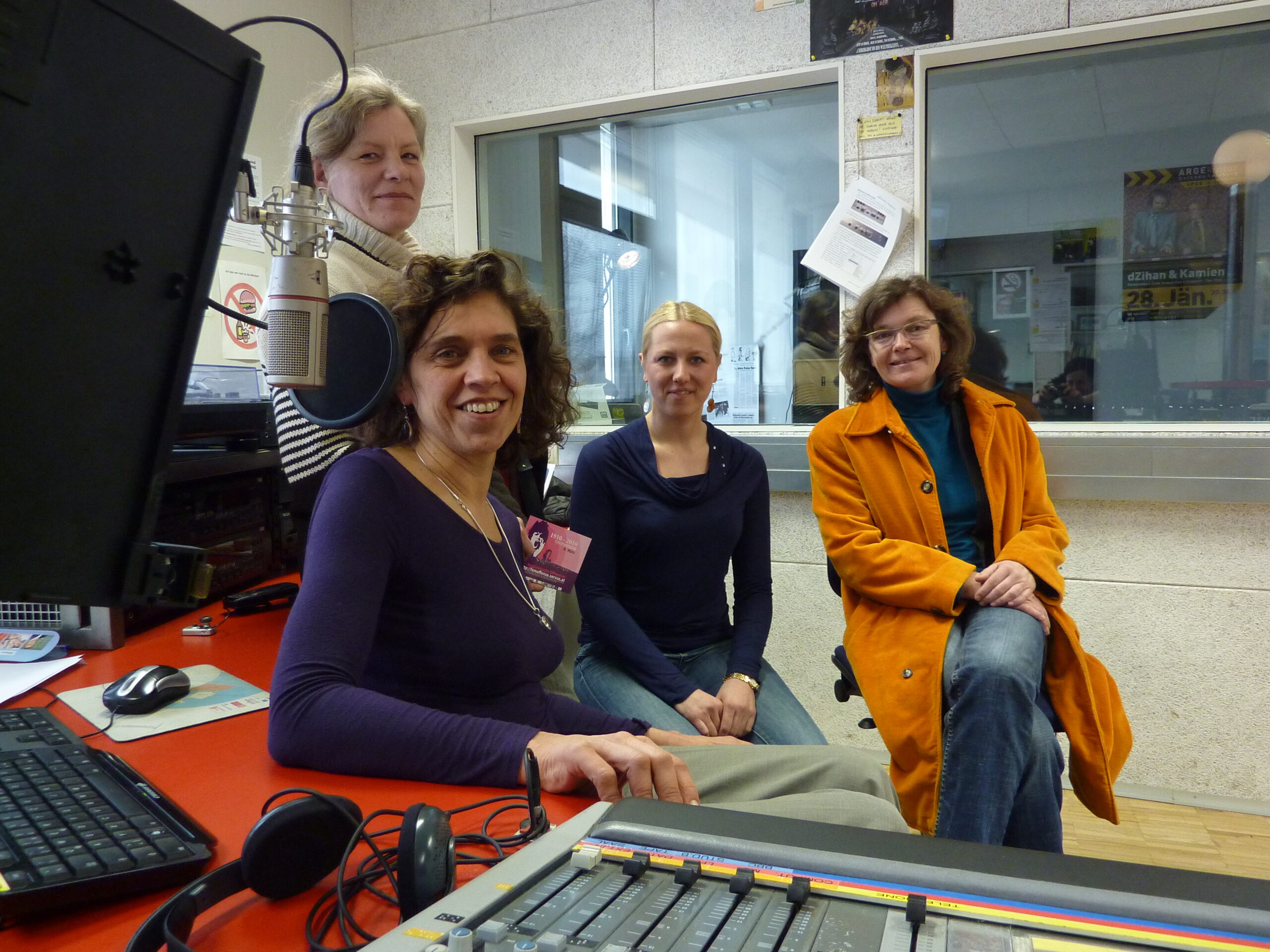 Elisabeth Katzdobler, Teresa Lugstein, Niki Solarz und Birgit Buchinger diskutieren auf der Radiofabrik über die zeitgemäße Form des Feminismus. Die Sendung wird von dreizehn Freien Radios in Österreich und der Schweiz zeitgleich ausgestrahlt. Foto: Radiofabrik/B. Winkler