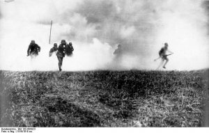 Deutsche Soldaten im Gasangriff (Wikimedia Commons)