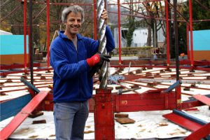 Georg Daxner 2013 beim Aufbau des Spiegelzelts (Foto: Winterfest)