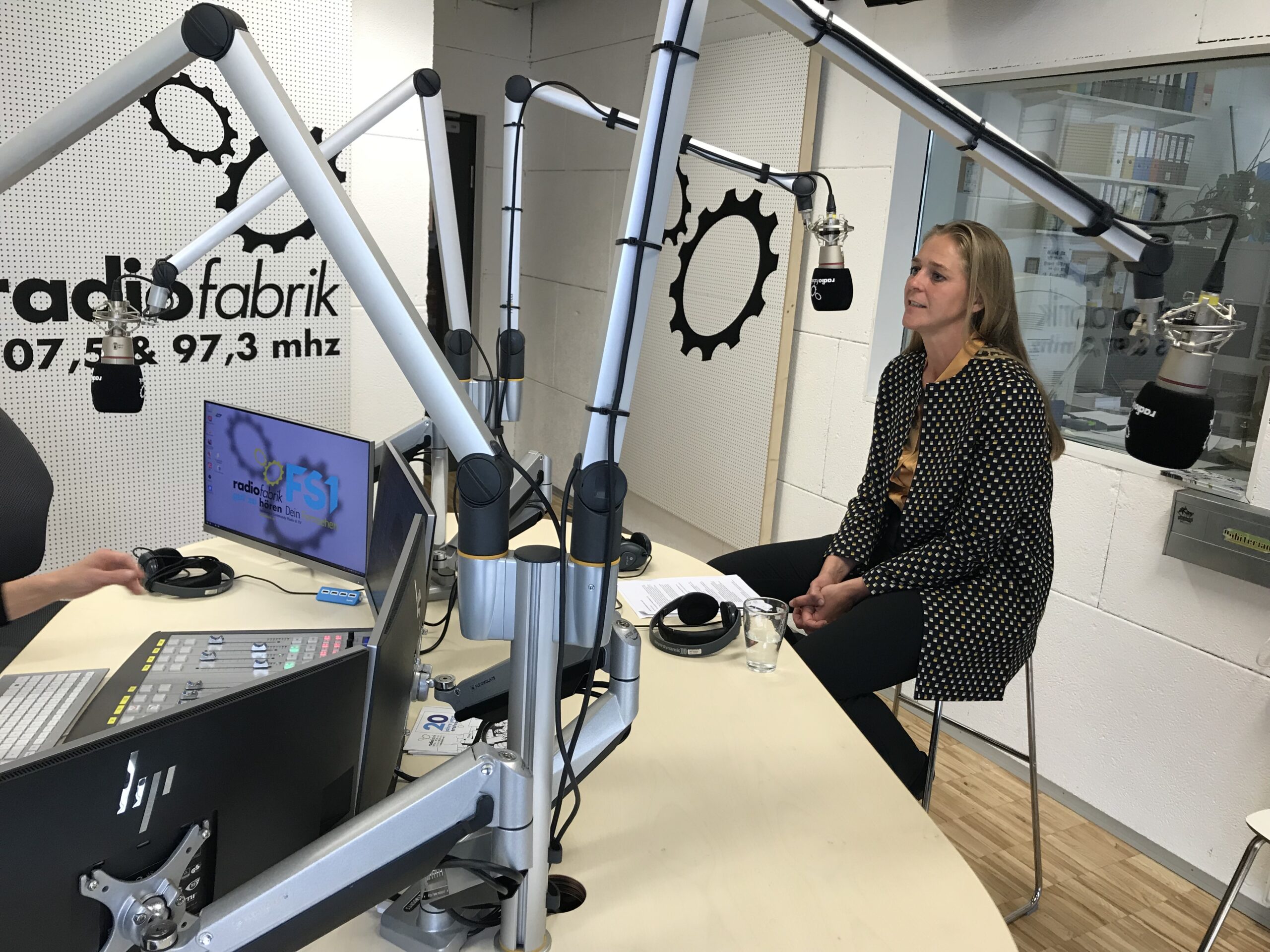 LR Andrea Klambauer Im Radiofabrik Studio