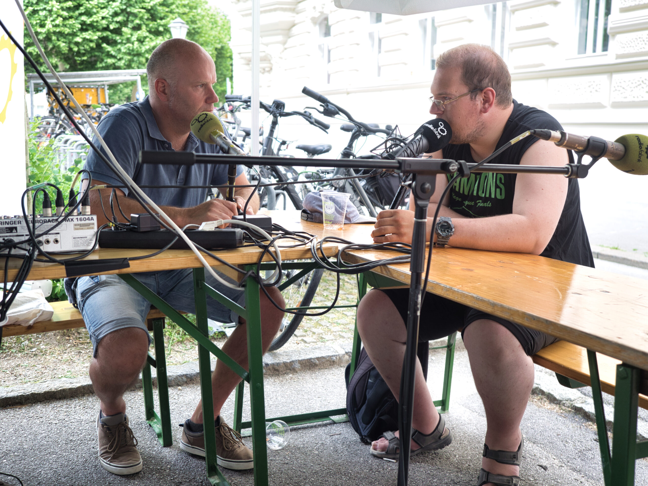 Walter Klinger und ein Lebenshilfe-Client im Radiogespräch