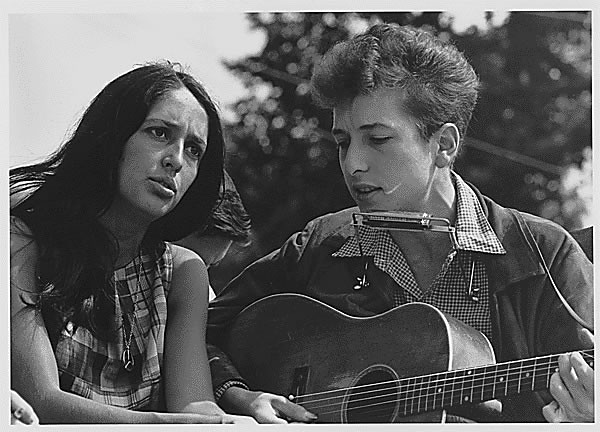 Bob Dylan mit Gitarre und neben ihm Joan Baez