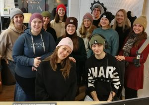 Gruppenfoto der Studierenden im Rahmen von Radiolabor im Studio der Radiofabrik