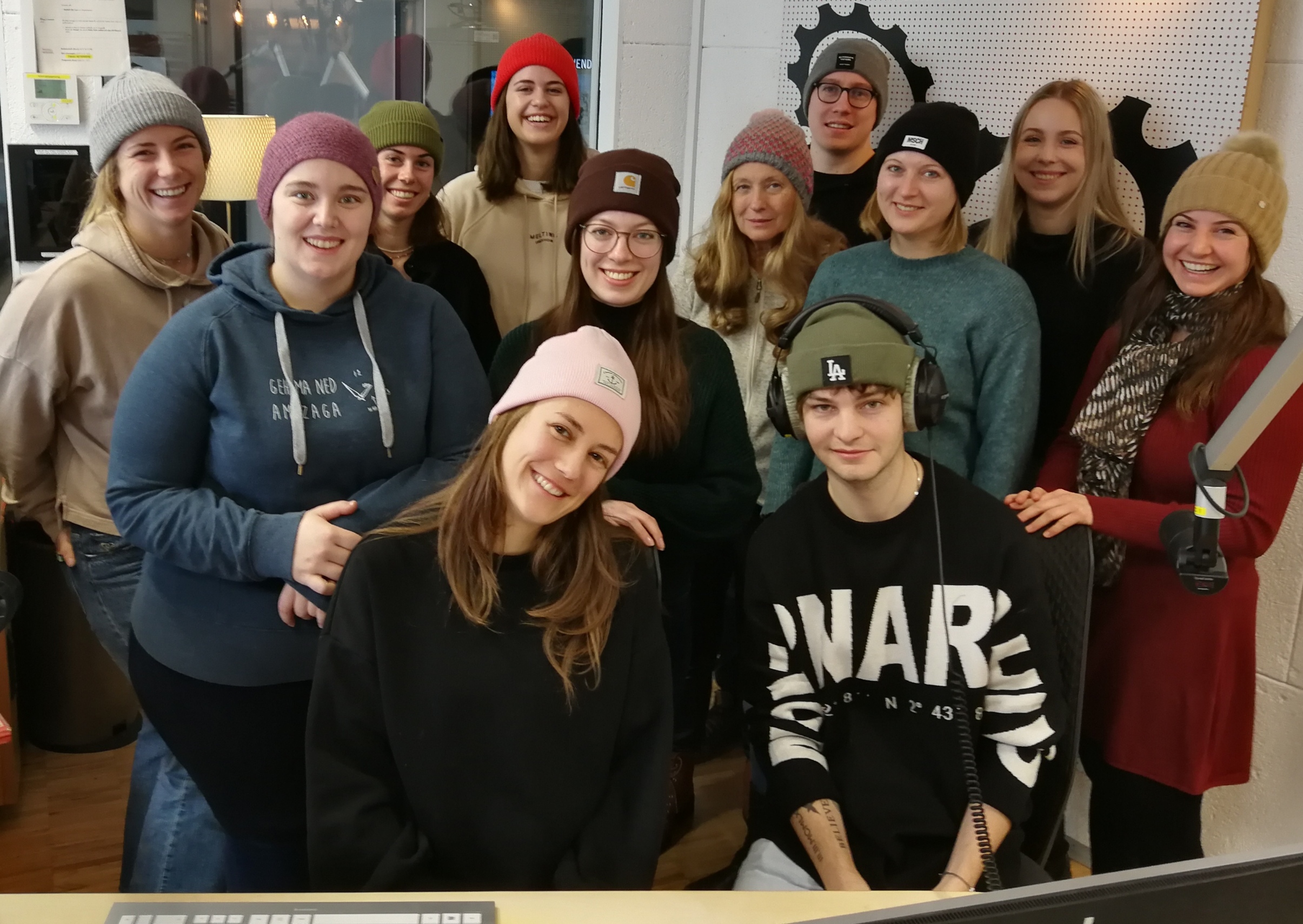 Gruppenfoto der Studierenden im Rahmen von Radiolabor im Studio der Radiofabrik