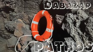 Felsen und Steine und in der Mitte des Fotos ein orangener Rettungsring - im oberen linken und im unteren linken Eck steht DABA PATH