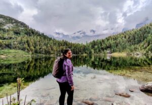 Stefanie Ruep, Buchautorin, ist im Vordergrund auf dem Foto zu sehen. Im Hintergrundsieht man einen See, Wald und Wolken sowie Berge