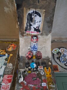 Besprayte Wand auf der steht "Boys don´t cry"