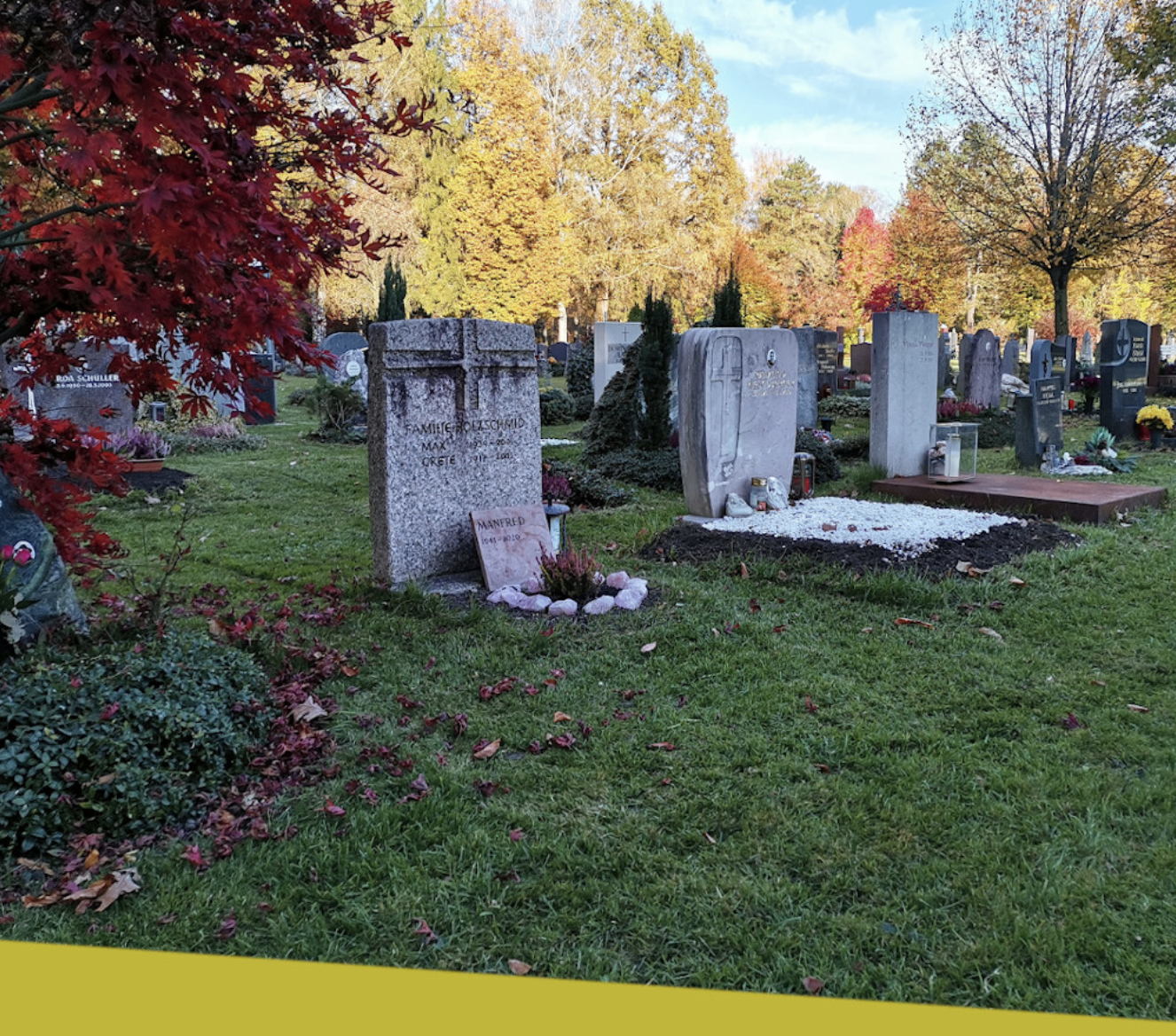 Drei Gräber im Grünen am Kommunalfriedhof