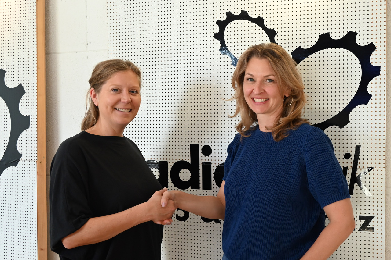 Freies Radio und investigativer Journalismus: „DOSSIER auf SENDUNG“ goes Radiofabrik